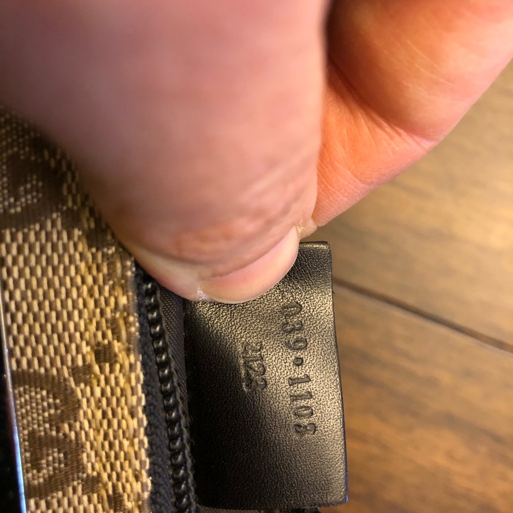 Authentic Gucci shoulder bag pochette .